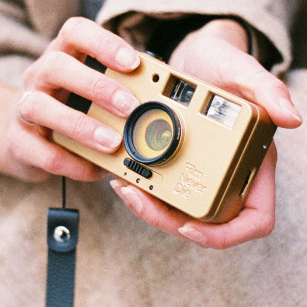 Nana 35mm Film Camera – Reusable Point & Shoot with Close-Up Lens