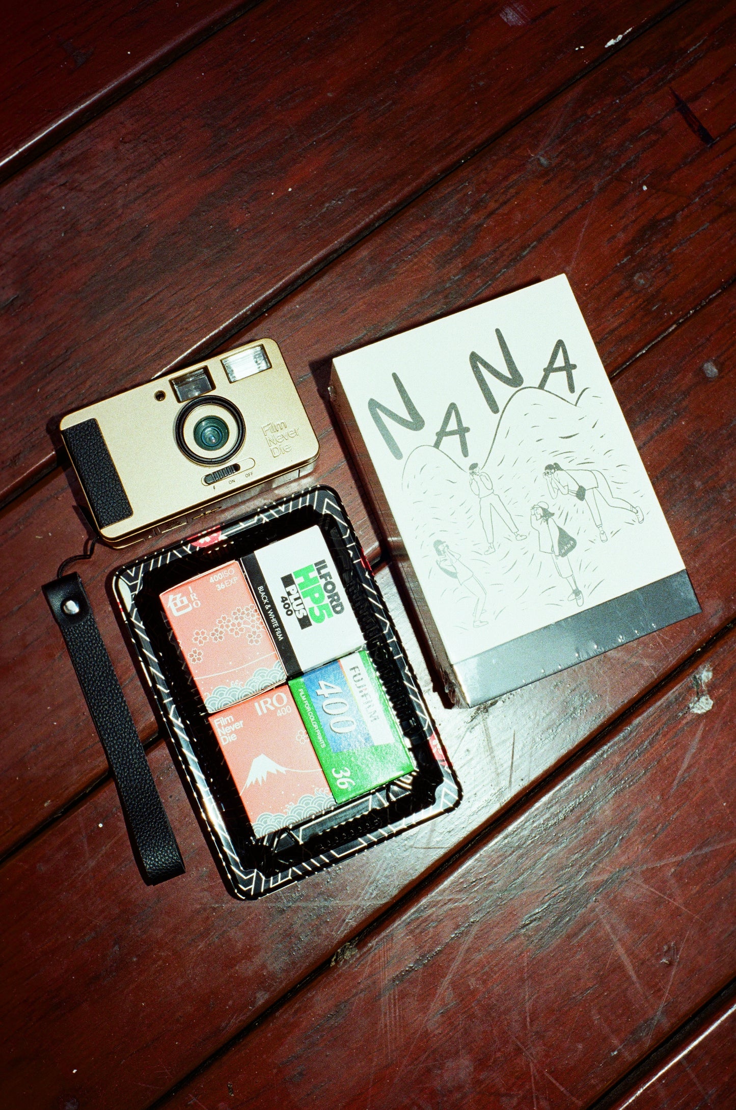 FilmNeverDie Nana Camera 35mm + 4 Rolls of Film